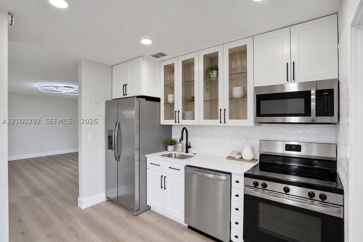Property Photo:  2201 NE 15th Ave 2201  FL 33305 