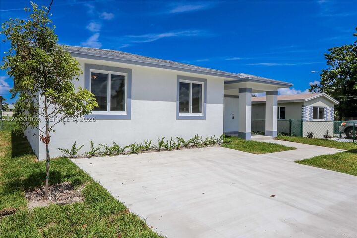 Property Photo: 806 NW 5th Ave FL 33009