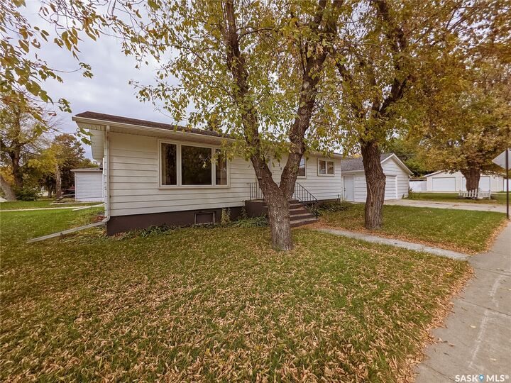 Property Photo:  202 7th Avenue W  SK S0A 2P0 