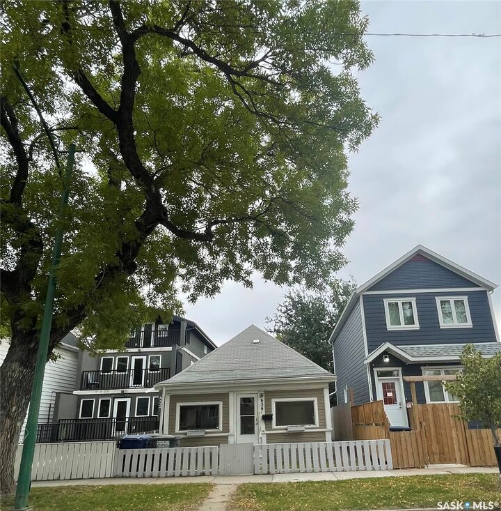 Property Photo:  434 G Avenue S  SK S7M 1V7 