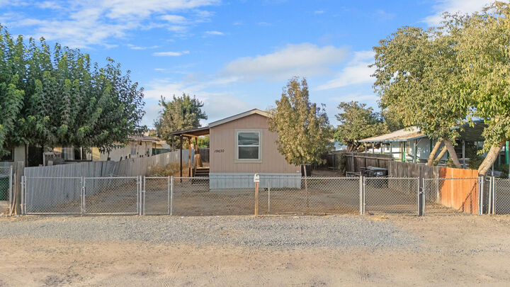 Property Photo:  19630 Avenue 194  CA 93267 