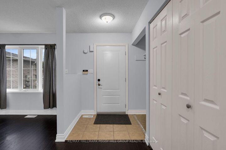 Property Photo:  152 Madelaine Drive Upper  ON L4N 0N1 
