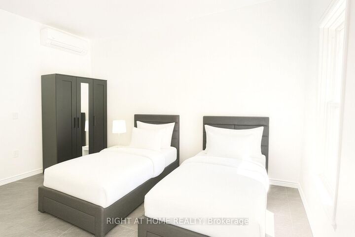 Property Photo:  198-200 Queen Street W 201  ON M5V 1Z2 