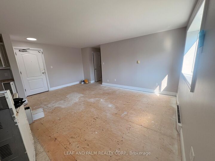 Property Photo:  31 Huron Heights Drive 8  ON L3Y 3J8 