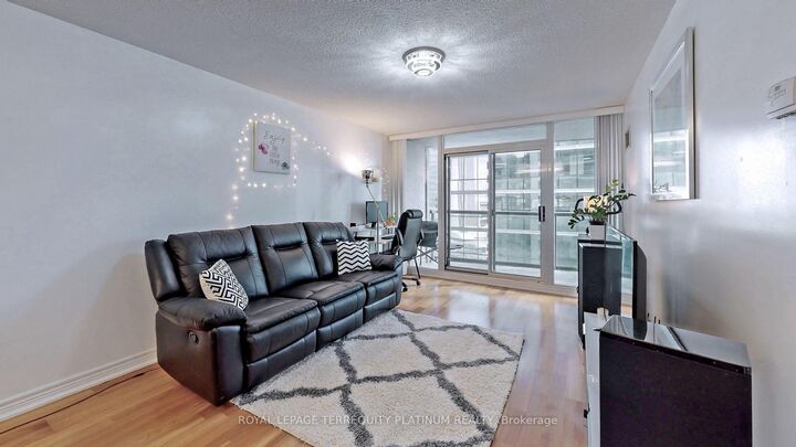 Photo de la propriété:  30 Grand Trunk Crescent 1907  ON M5J 3A4 