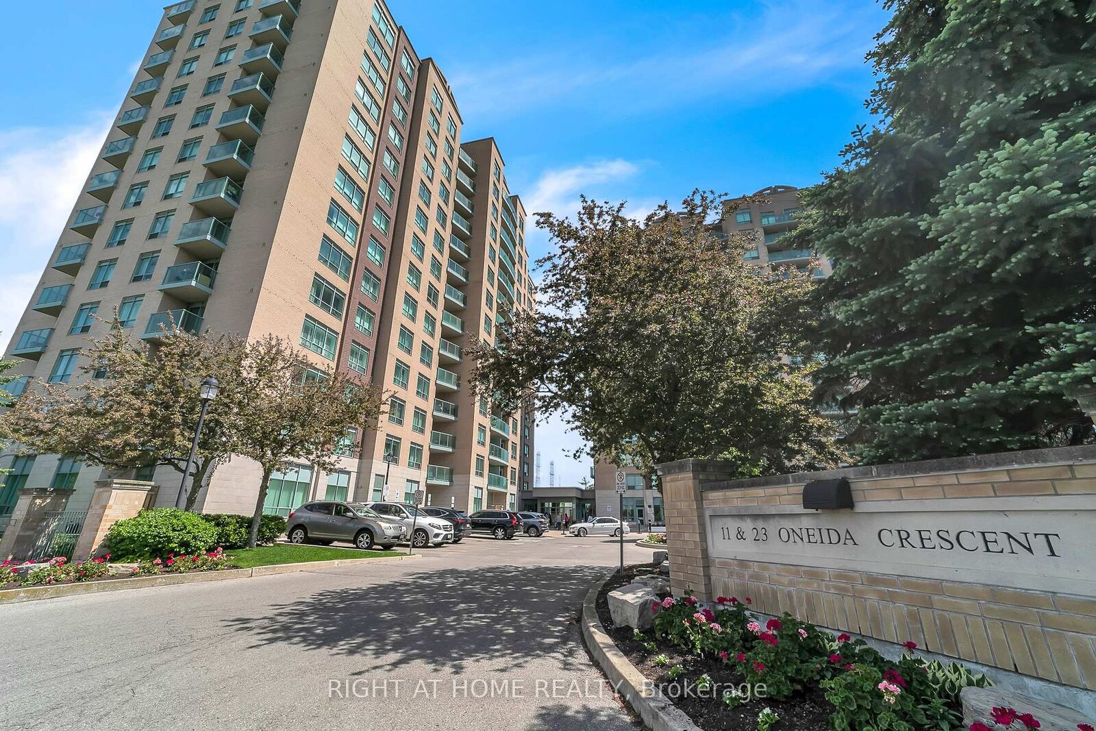 Property Photo:  11 Oneida Crescent 1202  ON L4B 0A1 