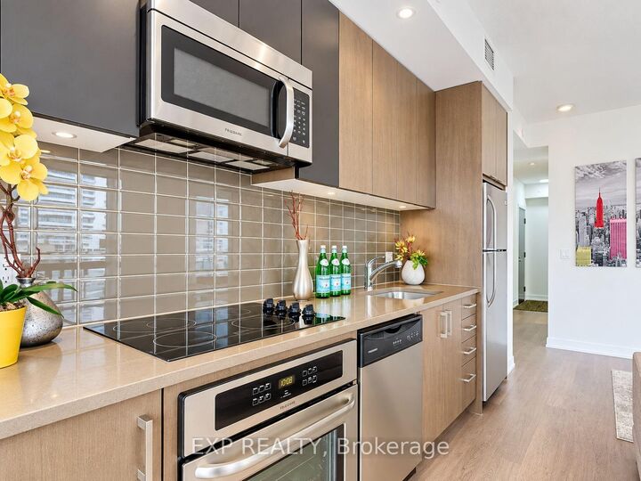 Property Photo:  89 Dunfield Avenue 1002  ON M4S 0A4 