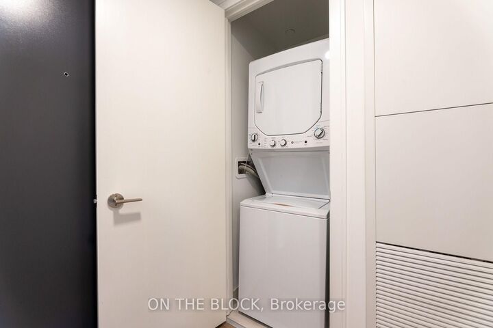 Property Photo:  86 Dundas Street E 913  ON L5A 1W4 