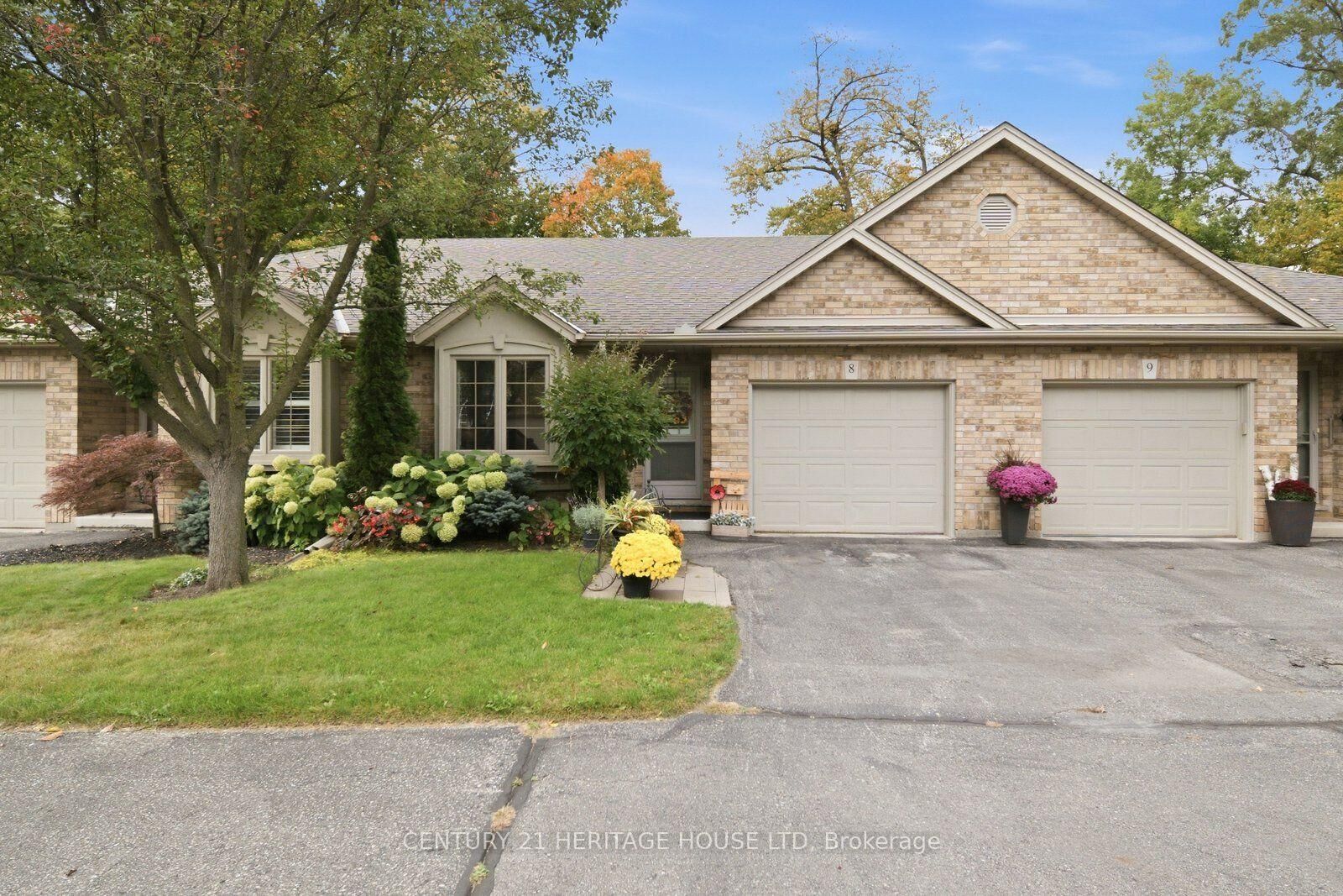 Photo de la propriété:  633 Park Road N 8  ON N3R 8B6 