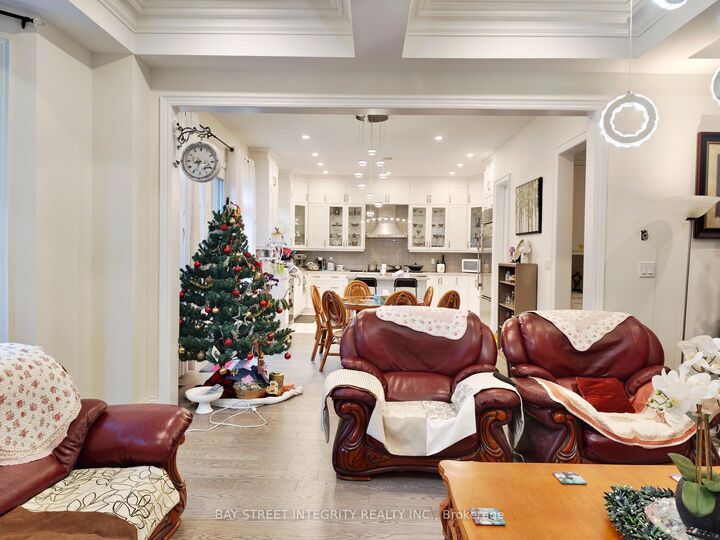Property Photo:  211 Hillsview Drive  ON L4C 4L8 