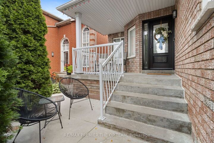 Property Photo:  5 Southbury Manor Drive  ON L7E 1X7 