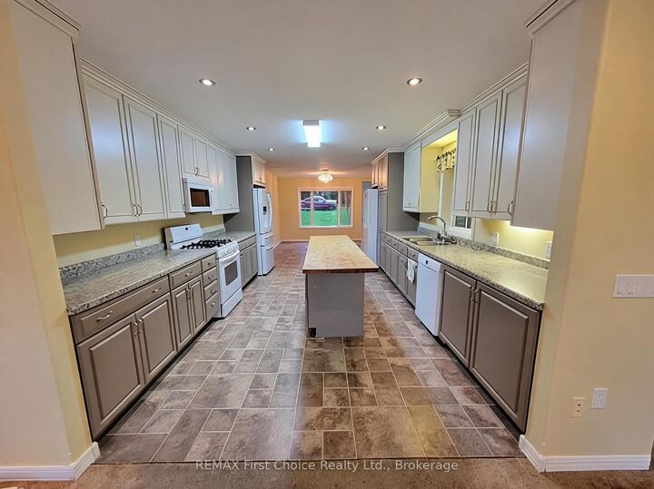 Property Photo:  702 River Avenue E  ON P0W 1L0 