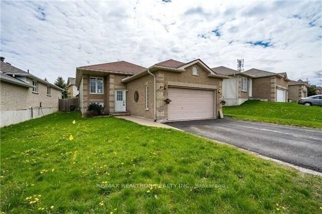 Property Photo:  49 Hanmer Street E A  ON L4M 6V3 