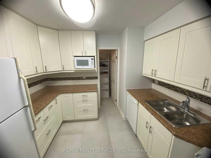 Property Photo: 3605 Kariya Drive 1612 ON L5B 3J4