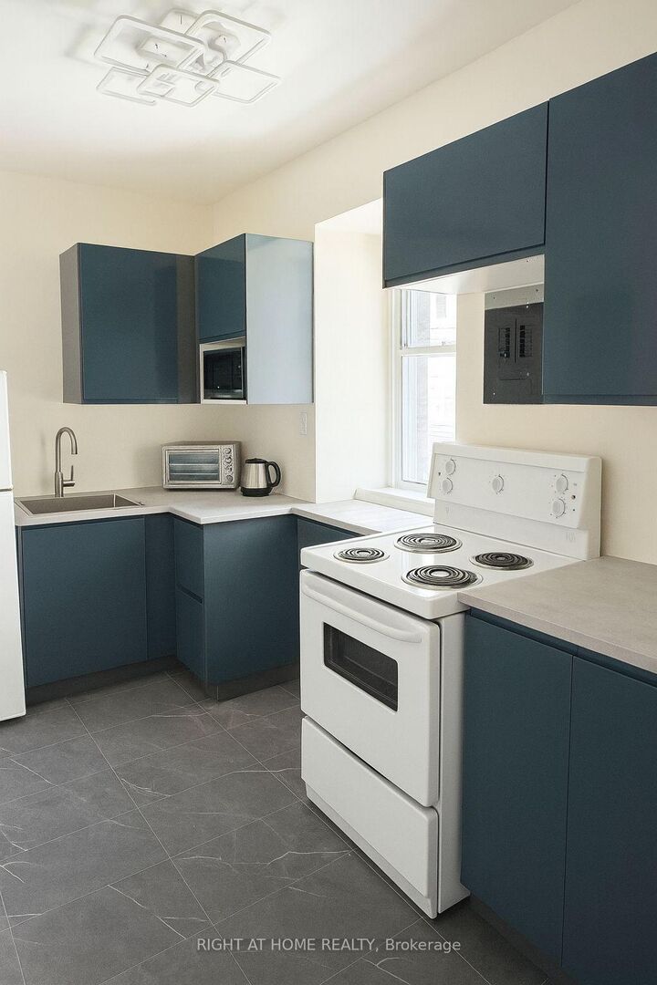 Property Photo:  198-200 Queen Street W 303  ON M5V 1Z2 