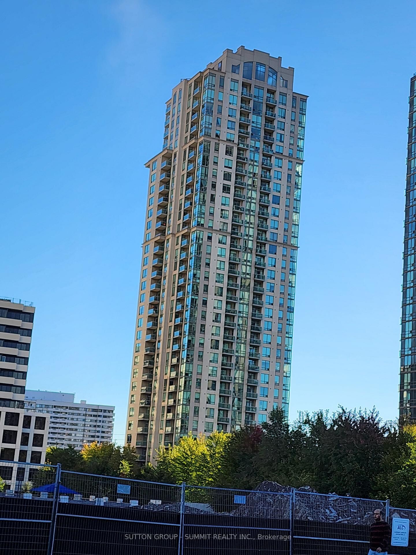 Property Photo:  3504 Hurontario Street 1003  ON L5B 1P2 