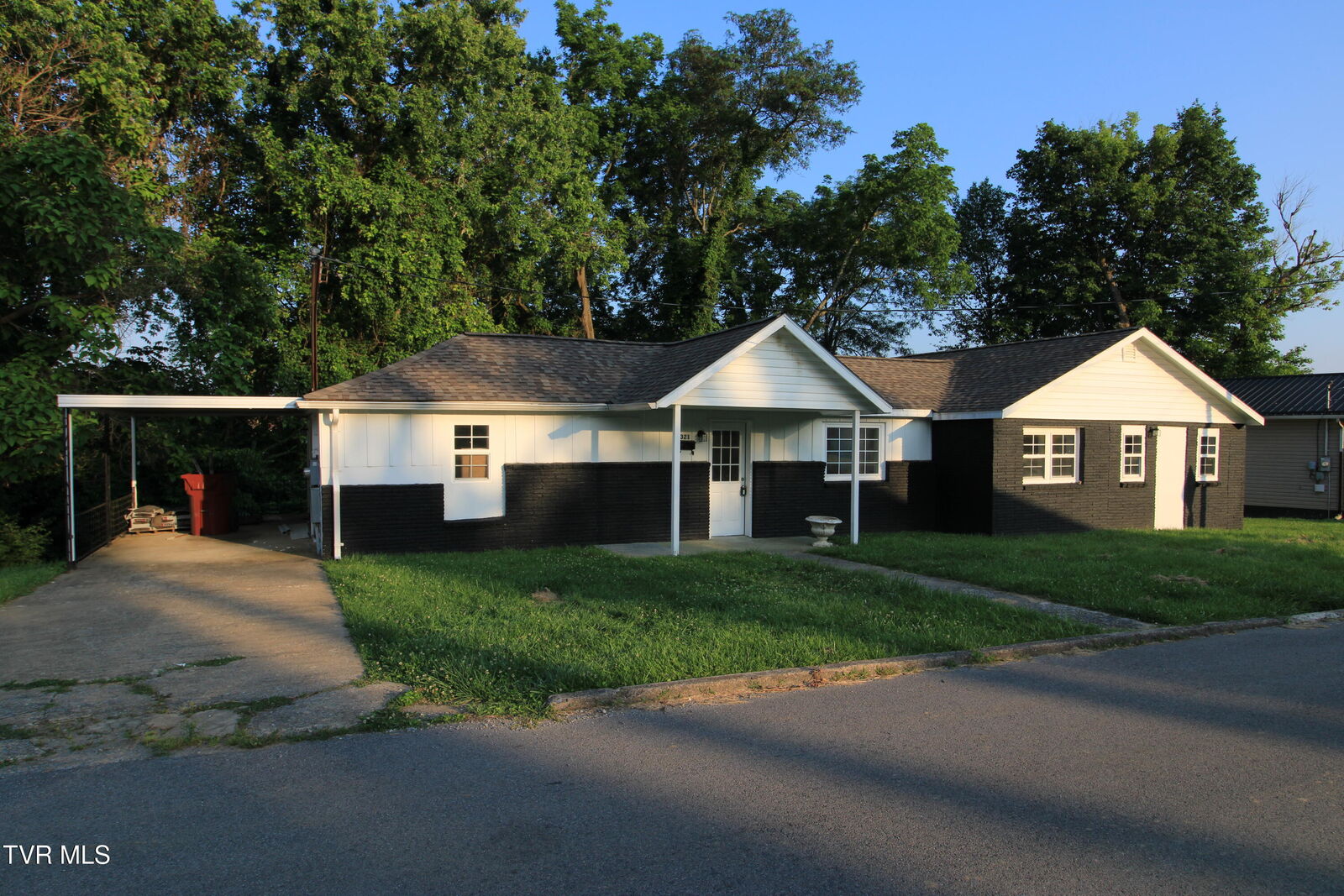 Property Photo:  321 West Chilhowie Avenue  TN 37604 