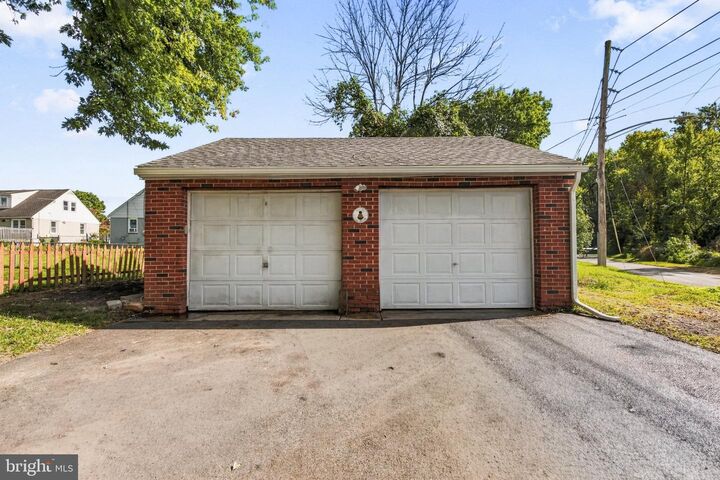 Property Photo: 827 Elkton Road DE 19711