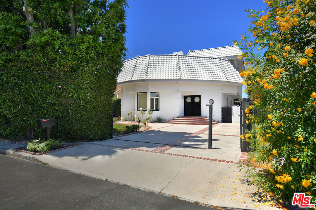 Property Photo: 14713 Valleyheart Dr CA 91403