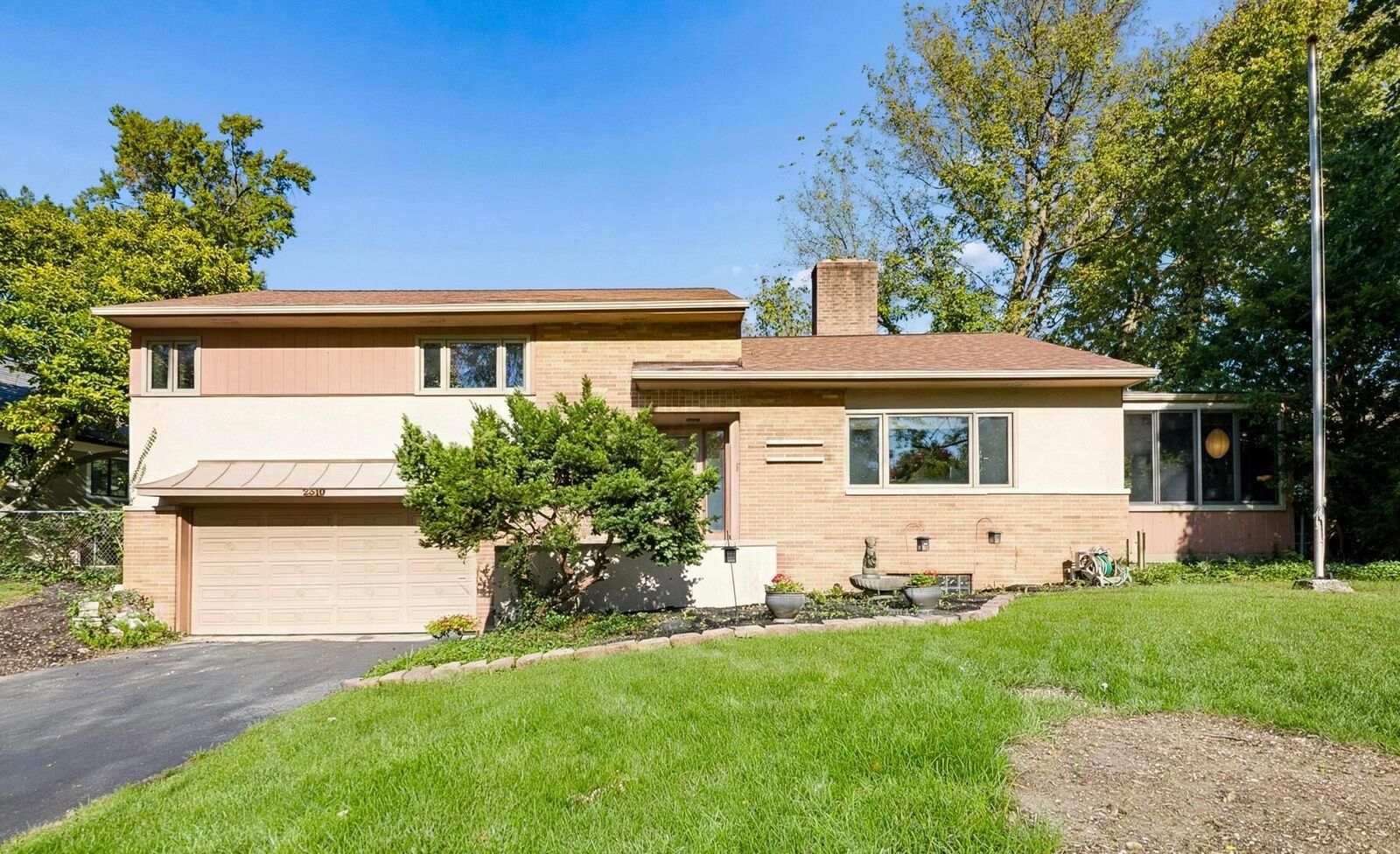 Property Photo: 2310 Northwest Boulevard OH 43221