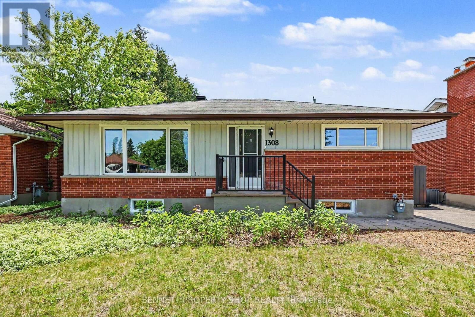 Property Photo:  1308 Rustic Drive  ON K2C 2Y1 