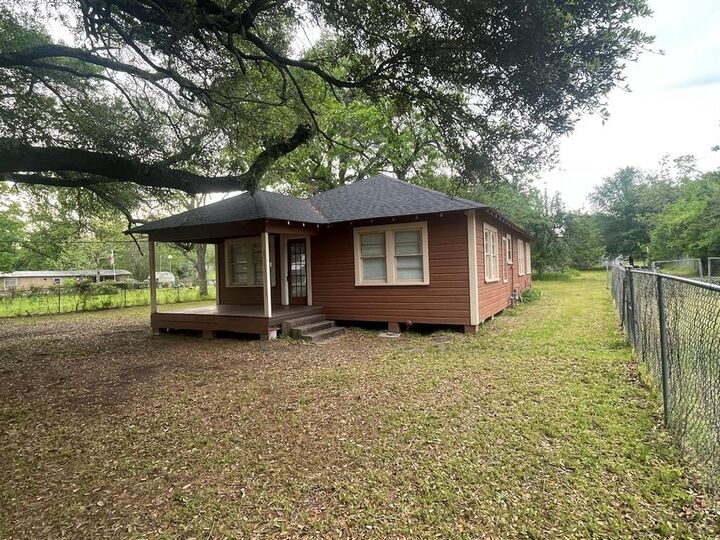 Property Photo:  104 5th Street  TX 75862 