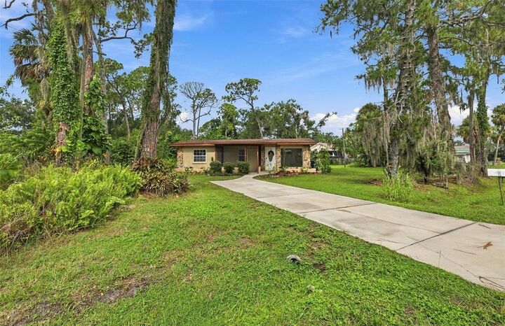 Property Photo: 407 7th Street SW FL 33570
