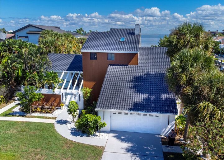 Property Photo:  807 2nd Avenue S  FL 33715 