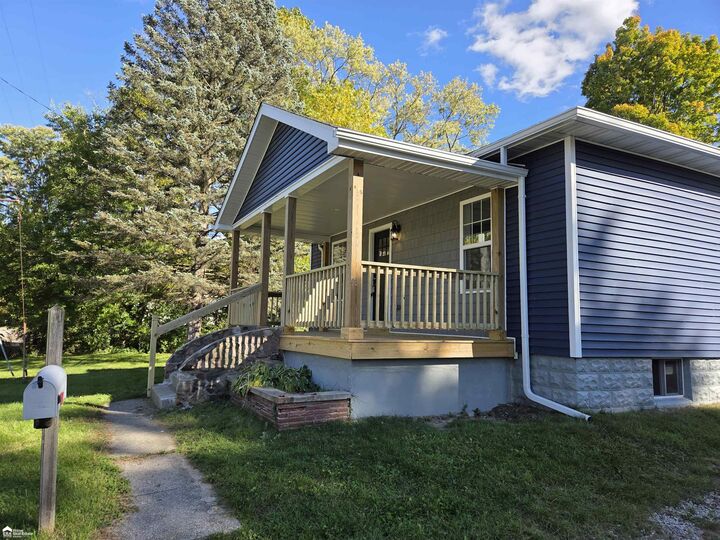 Property Photo:  906 Maple Street  MI 48458 