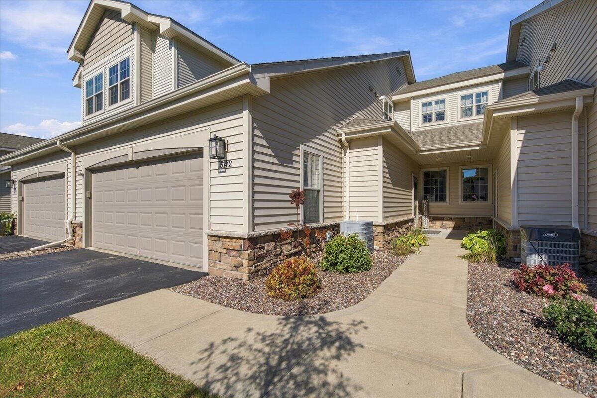 Property Photo:  542 Cedar Bluffs Way  WI 53086 