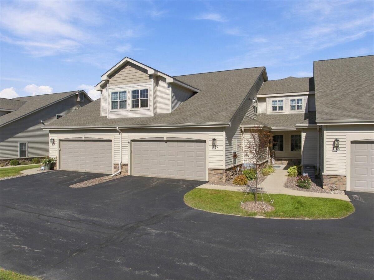 Property Photo:  542 Cedar Bluffs Way  WI 53086 