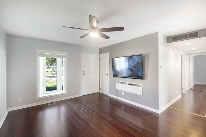 Property Photo: 917 Sunnydale Boulevard IL 60107