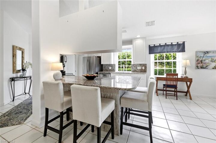 Property Photo: 4062 Los Altos Ct FL 34109