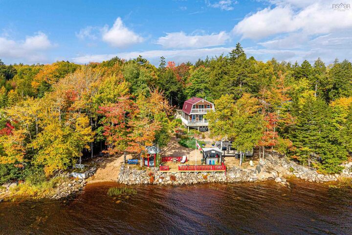 Property Photo: 450 Lakeside Drive NS B0R 1H0