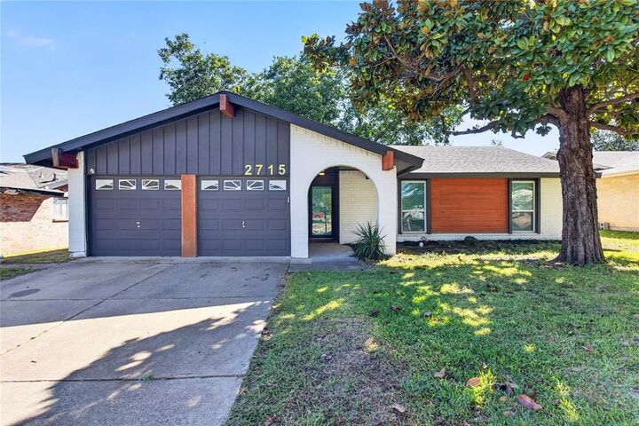 Property Photo:  2715 Barrington Place  TX 76014 