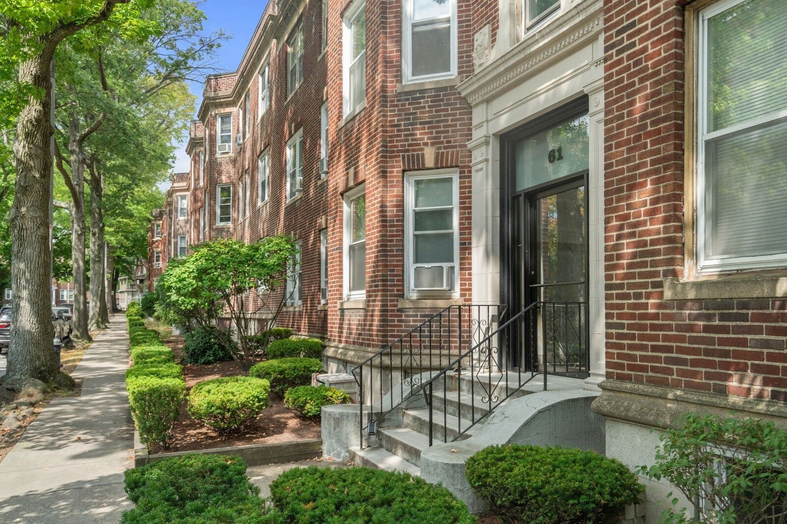 Property Photo: 61 Thatcher St 5A MA 02446