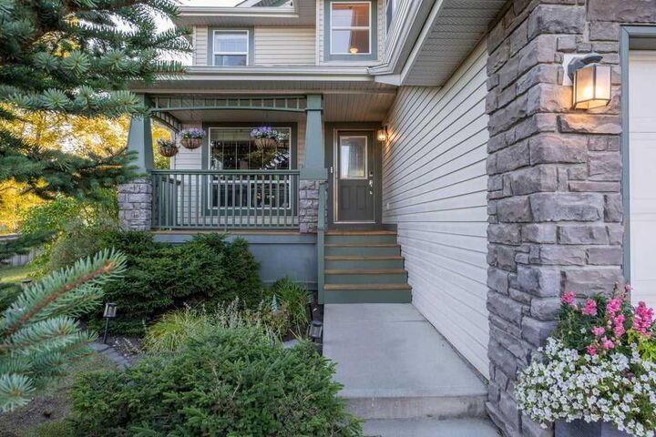 Property Photo:  7 Springbank Mews SW  AB T3H 4V5 