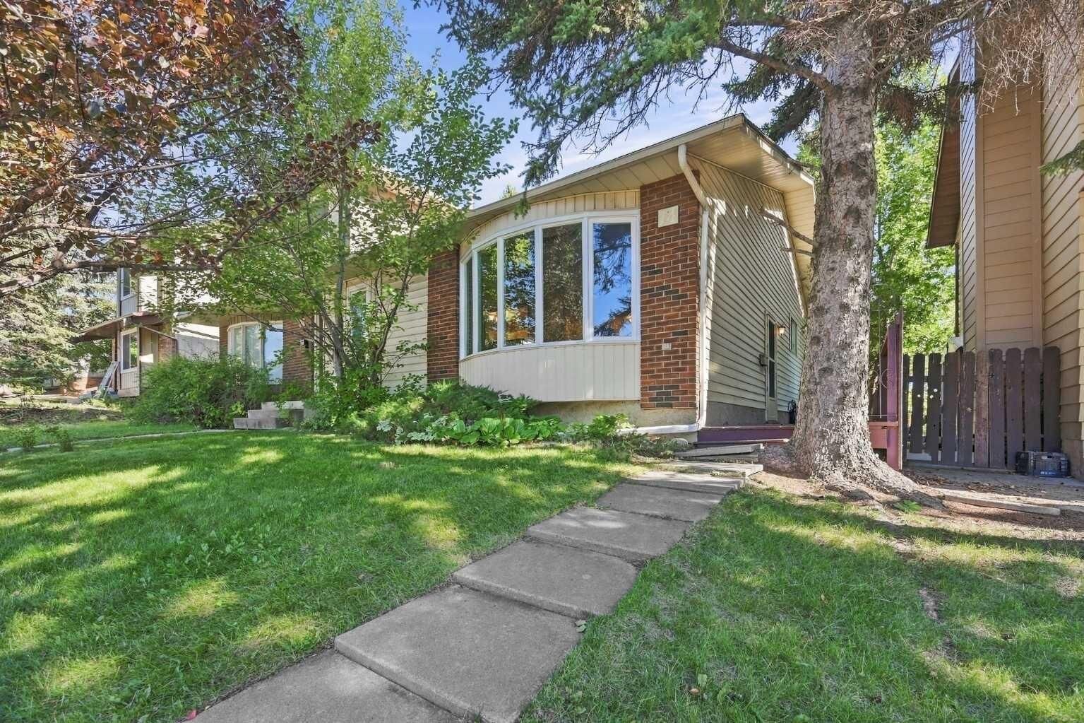 Property Photo:  14 Dalhousie Crescent NW  AB T3A 2H8 