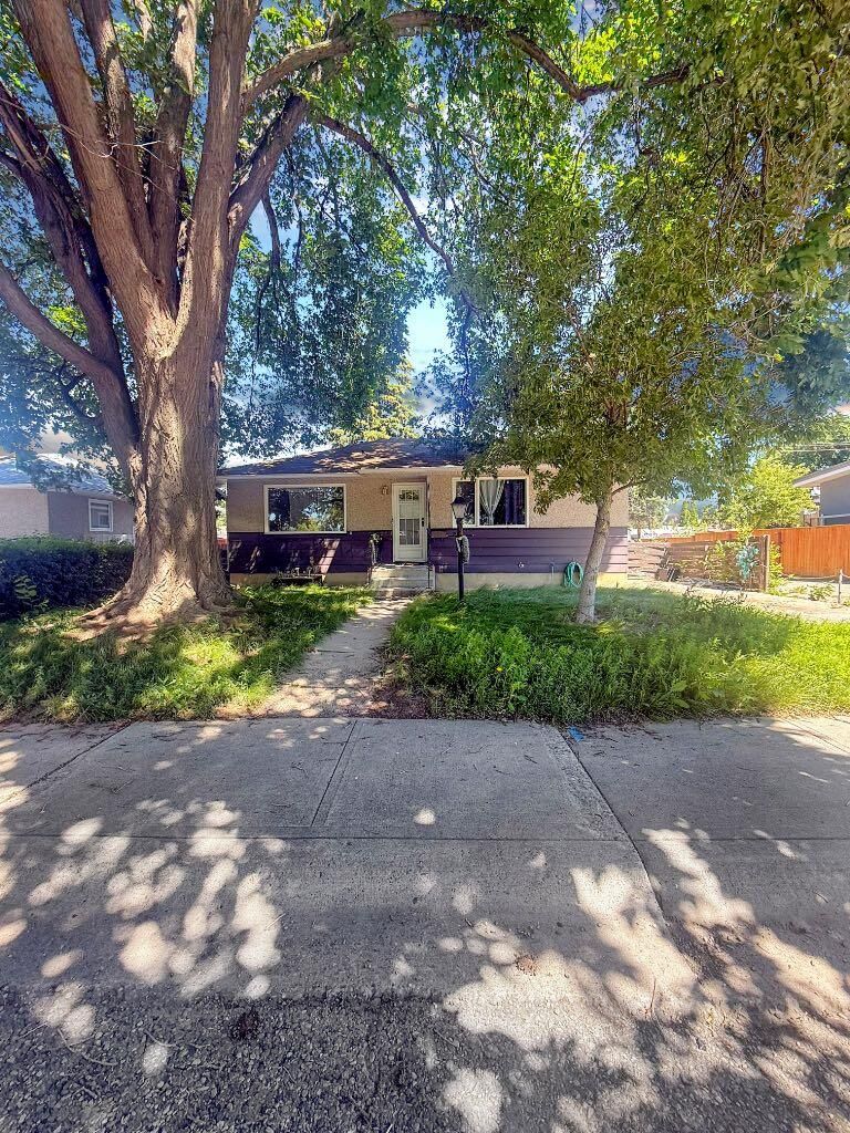 Property Photo:  2411 5 Avenue N  AB T1H 0N8 