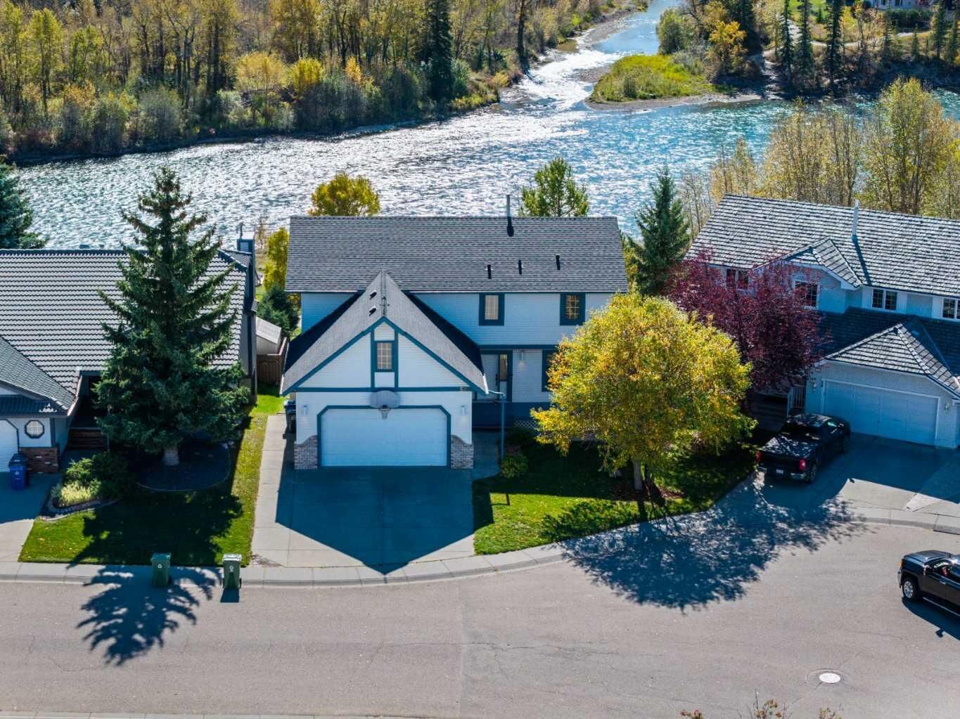 Property Photo:  52 West Mitford Crescent  AB T4C 1L2 