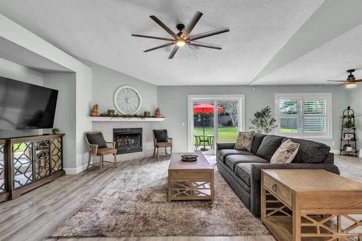 Property Photo: 2516 Southern Oaks Dr FL 32533