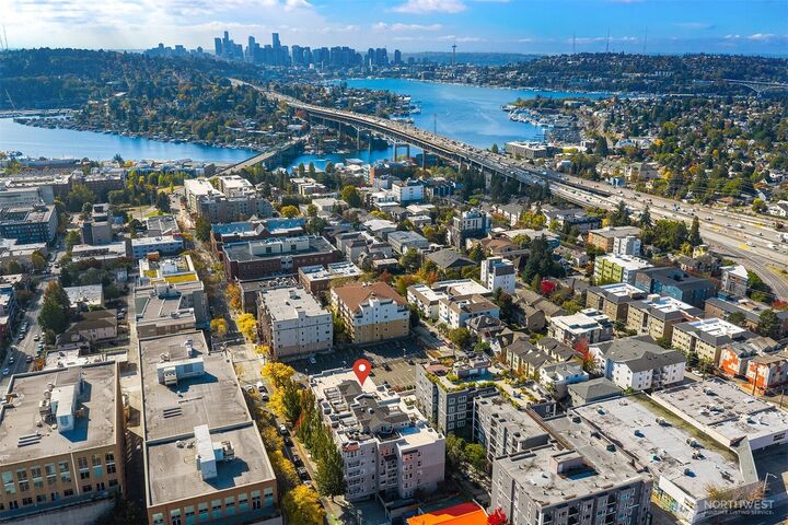Property Photo:  4343  Roosevelt Way NE 601  WA 98105 