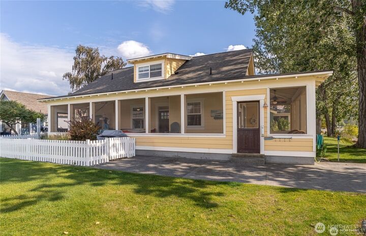 Property Photo:  117  Barefoot Lane  WA 98844 