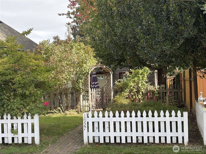 Property Photo:  1927  Wetmore Avenue  WA 98201 