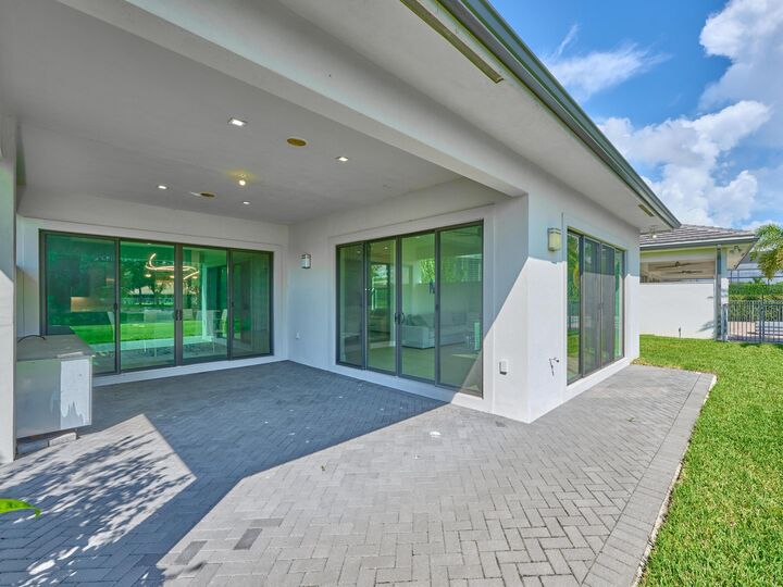 Property Photo: 2807 Gin Berry Way FL 33401