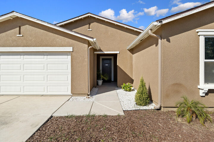 Property Photo: 562 W Greenwood Avenue CA 93286