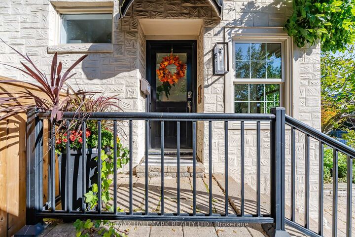 Property Photo:  22 Pretoria Avenue  ON M4K 1T3 