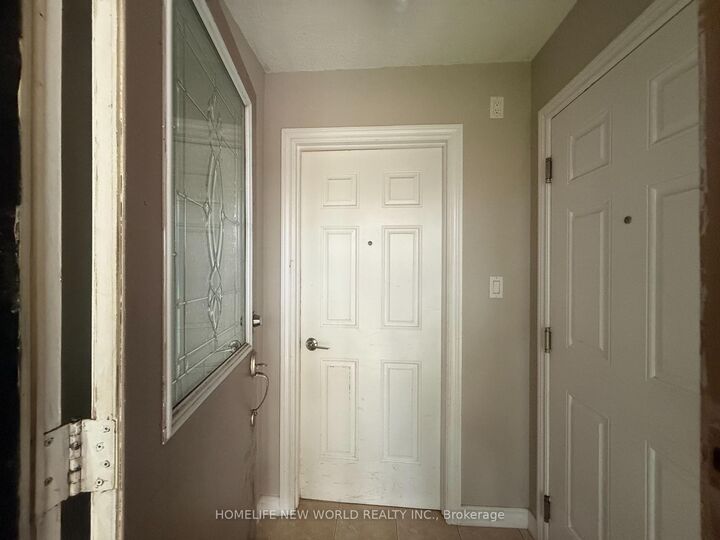 Property Photo:  12 Jacob Drive Main, Lower  ON L1P 1B1 