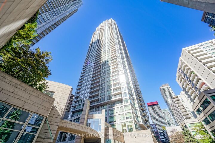 Property Photo:  2191 Yonge Street 3709  ON M4S 3H8 