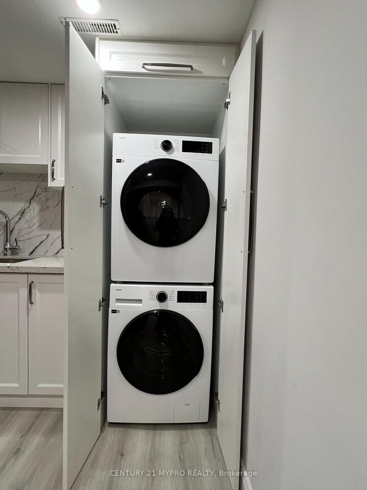 Property Photo:  21 Taverly Road  ON M2J 4E4 